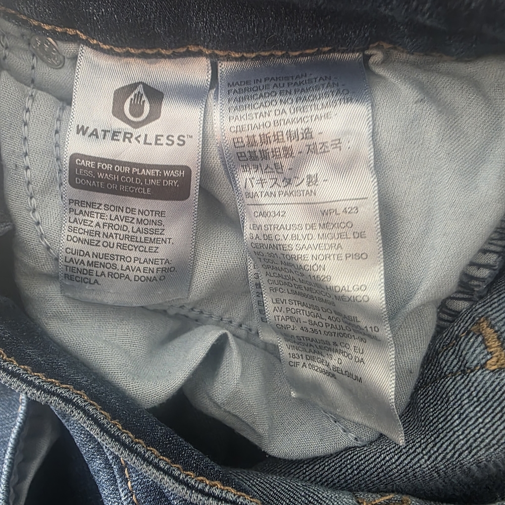 Levi's 725 Highrise Bootcut Jeans - Picture 8 of 8